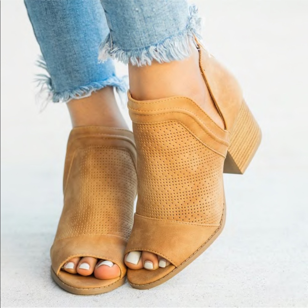😍😍 Deep Side Cut Out Bootie - Picture 5 of 6